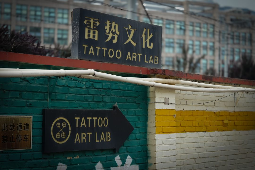 第三步：黑色箭头指示牌右转 · Step 3: follow the black arrow and turn right