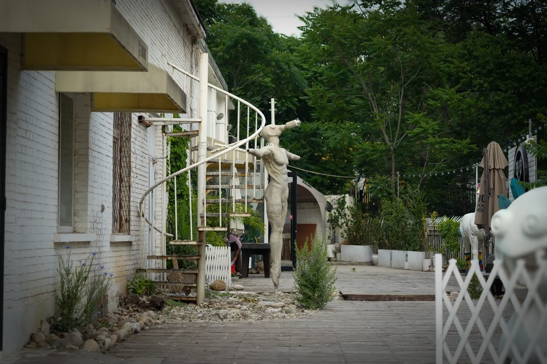 第五步：小院木板小径、白色雕塑与旋转楼梯 · Step 5: wooden walkway, white sculpture and spiral stairs