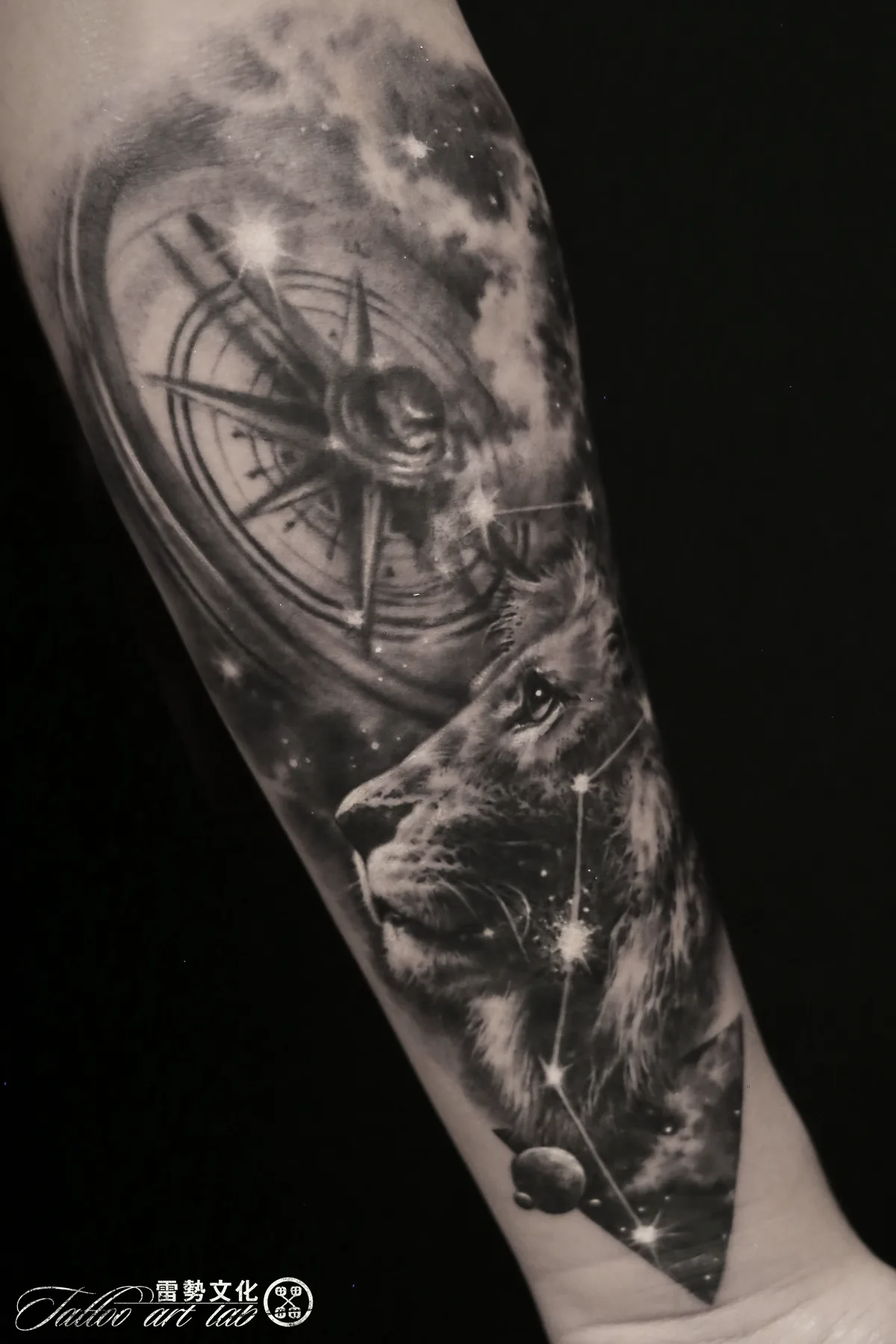 王雷黑灰写实纹身作品:狮子与罗盘星空 · Black and grey realism tattoo by Wang Lei